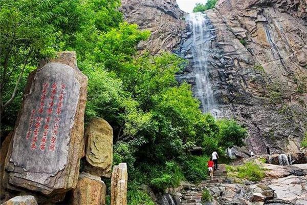 嵖岈山百丈崖瀑布